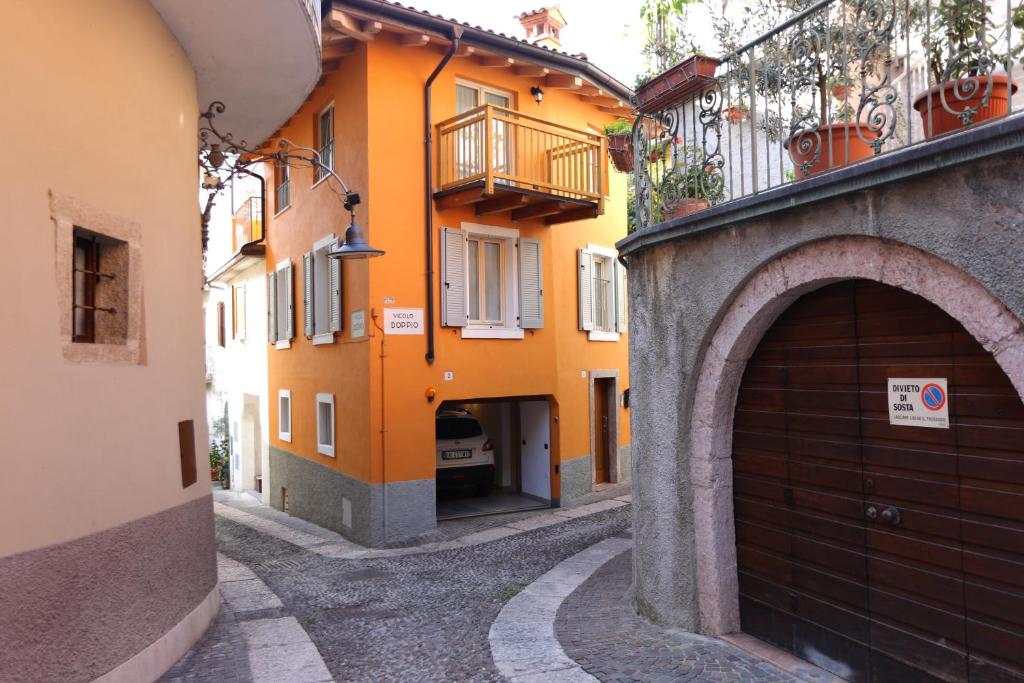 an alley with an archway in a building at Casa Indipendente Ischia in Arco