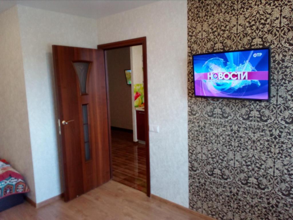 キーロフにあるVD Apartmentsの壁掛けテレビ付きの部屋