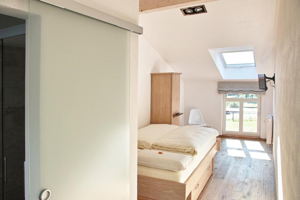 Postel nebo postele na pokoji v ubytování Kragemann Hotel & Vinothek