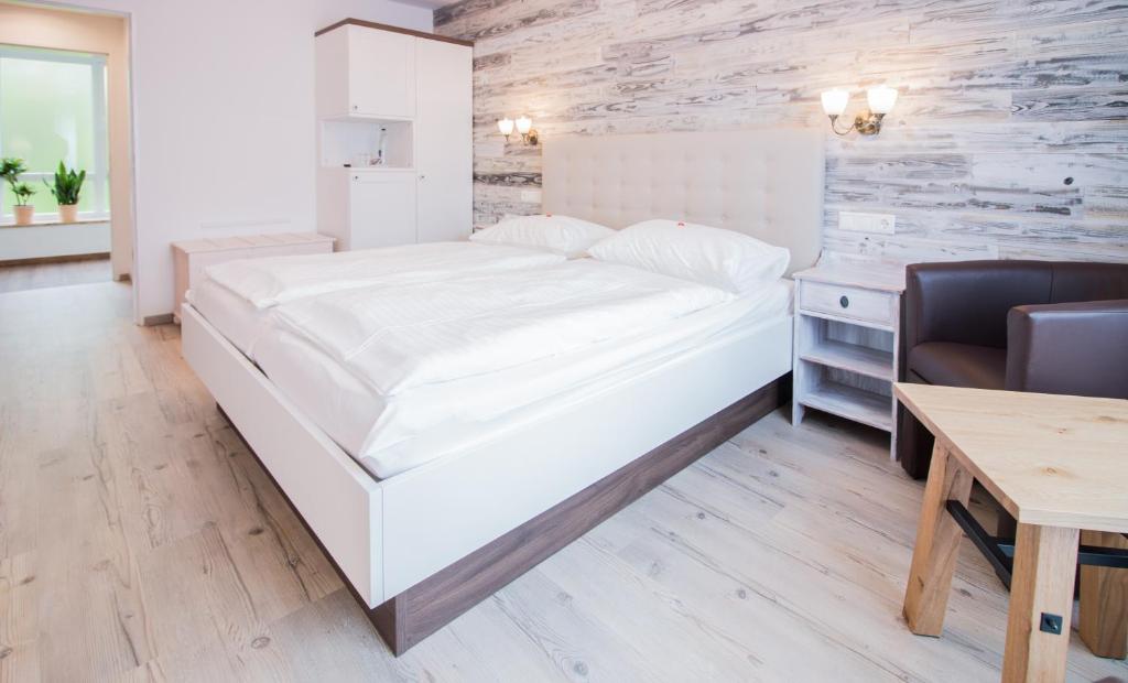 Postel nebo postele na pokoji v ubytování Hotel Diana Garni