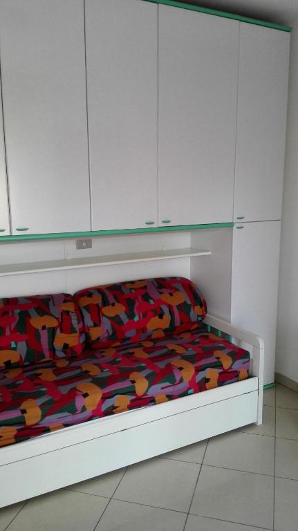 ソヴェラート・マリーナにあるB&B I Girasoliの白いキャビネット付きの部屋のベッド1台