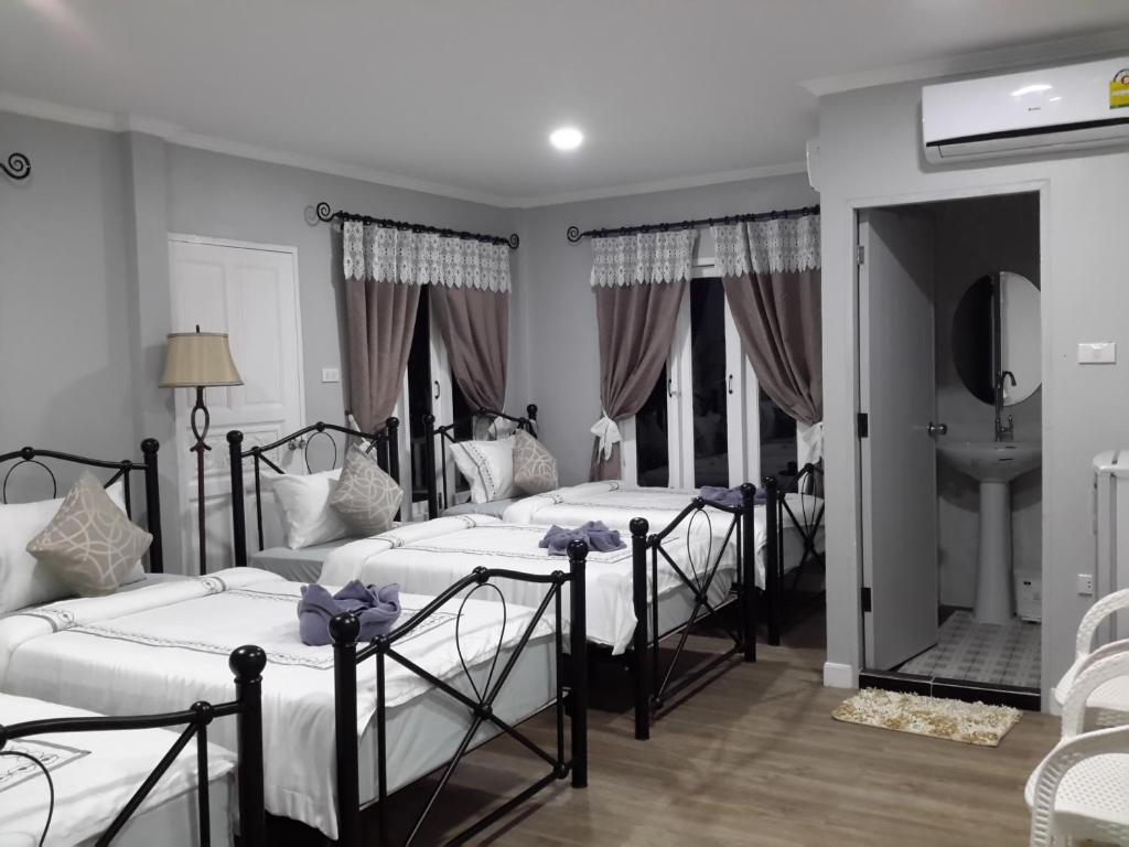 Un grupo de 4 camas en una habitación en Sky cottage en Ko Samed