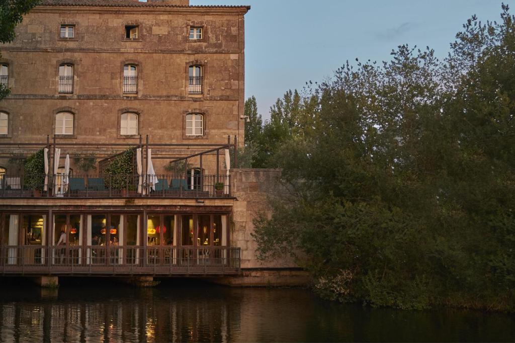 Výhled na řeku, která protéká v blízkosti hotelu