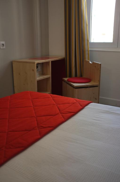 Postel nebo postele na pokoji v ubytování Hôtel Hermès