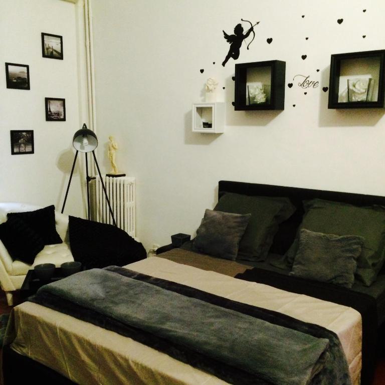 une chambre avec un lit et un canapé dans l'établissement Appartement Hyper Centre Ville, à Menton