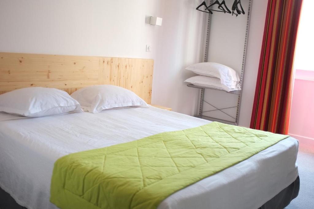 Postel nebo postele na pokoji v ubytování Hôtel Hermès