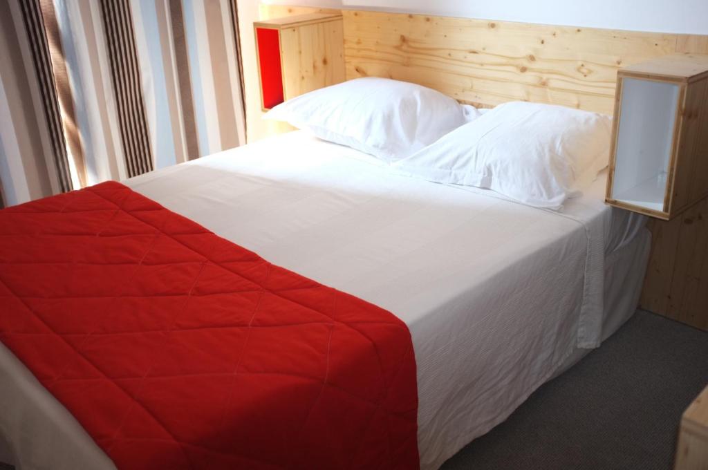 Postel nebo postele na pokoji v ubytování Hôtel Hermès