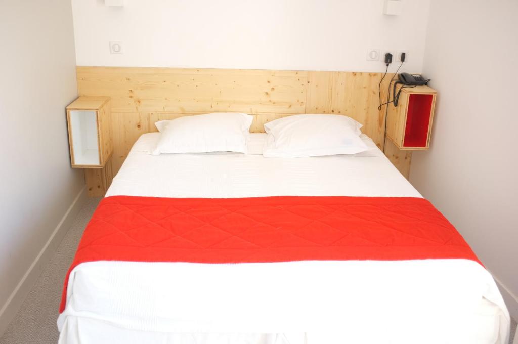 Postel nebo postele na pokoji v ubytování Hôtel Hermès