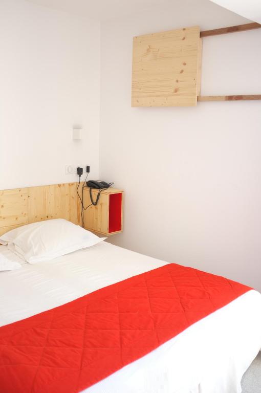 Postel nebo postele na pokoji v ubytování Hôtel Hermès