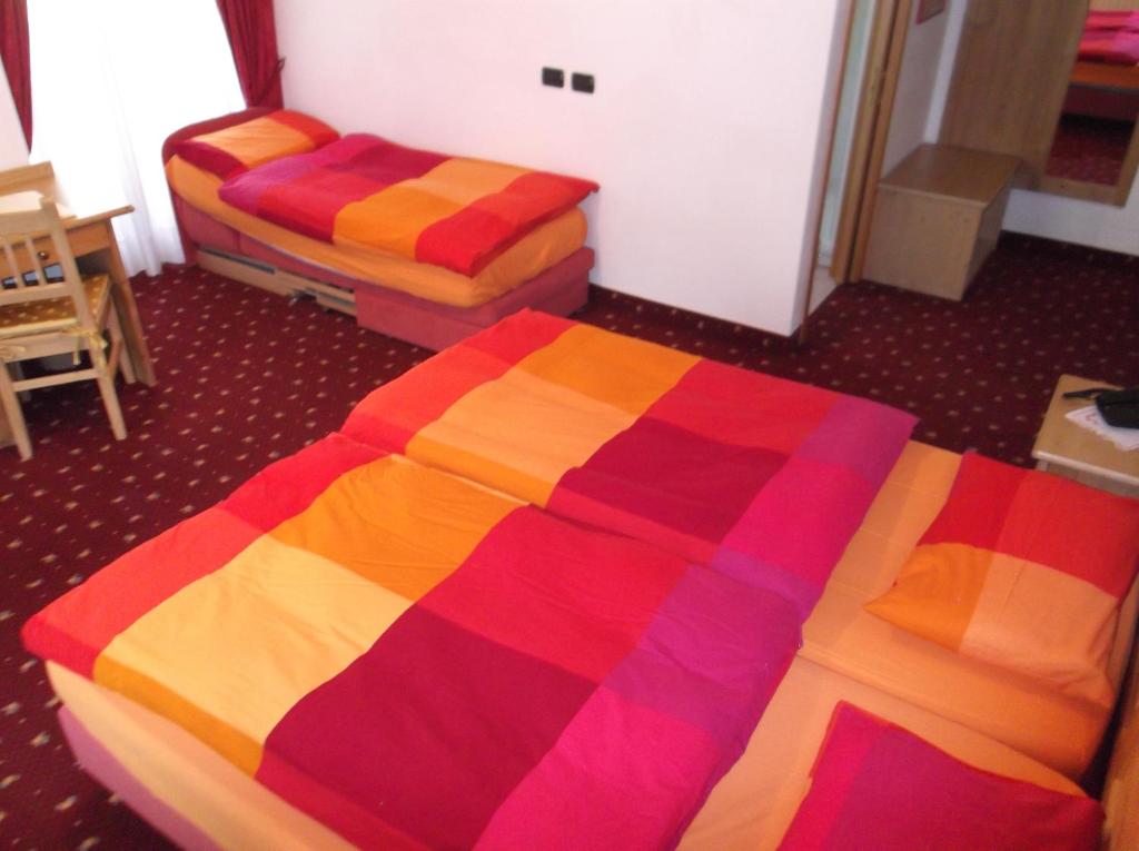 Letto o letti in una camera di Hotel Tyrolia