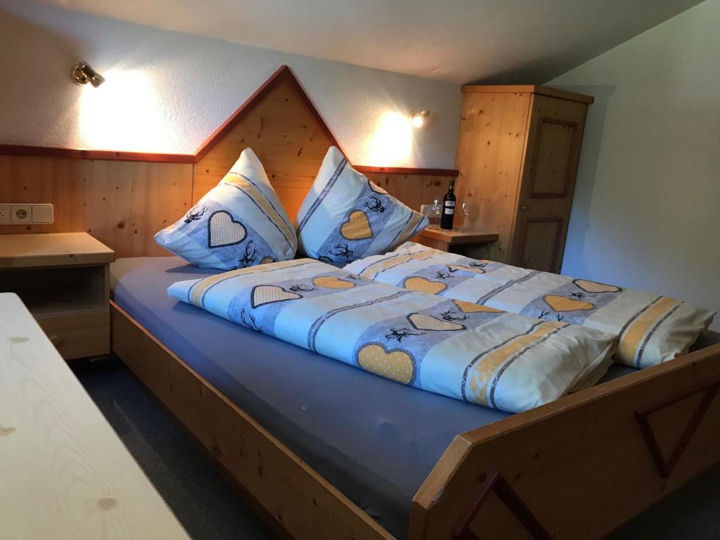 Postel nebo postele na pokoji v ubytování Lesacherhof