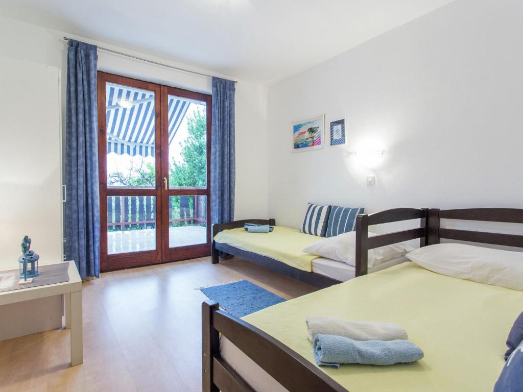 Una cama o camas en una habitaci&oacute;n de Roomy Apartment in Seline with Garden