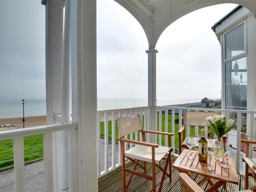 Magnific Holiday home in Hythe Kent with Sea View