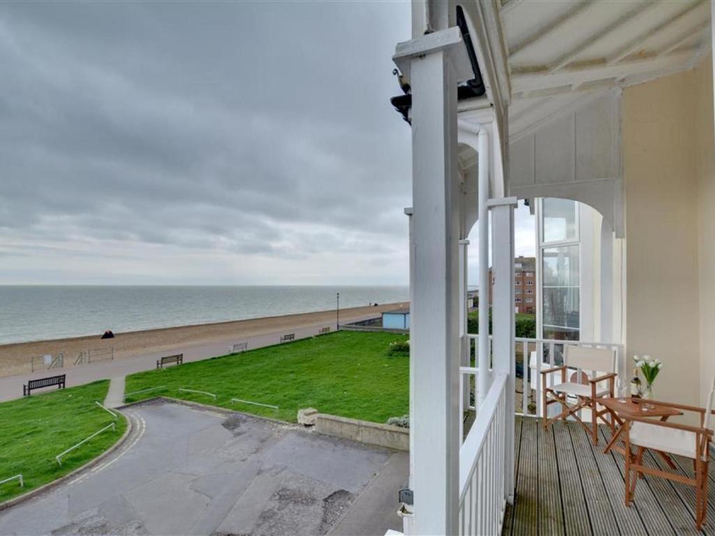 Magnific Holiday home in Hythe Kent with Sea View