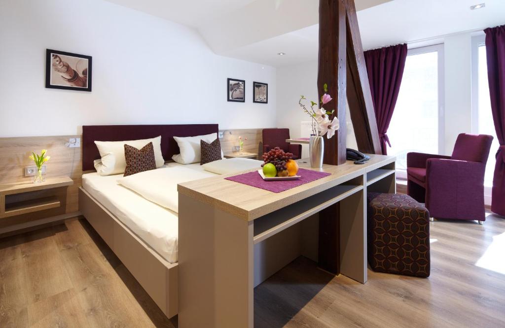 Postel nebo postele na pokoji v ubytování Weingut und Gästehaus Apel