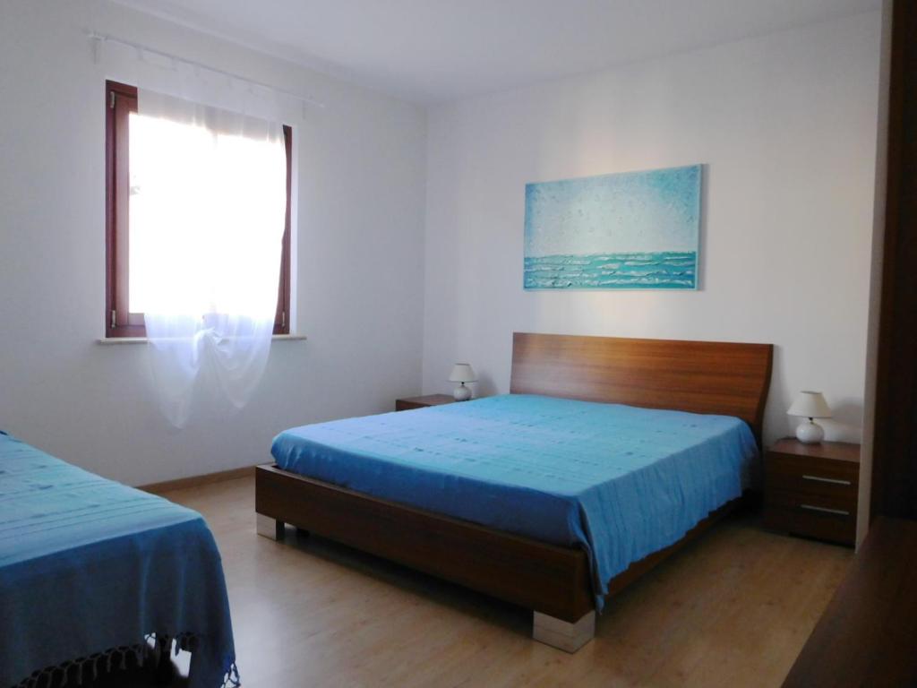 a bedroom with two beds and a window at Casa Pastoricchio in Grado