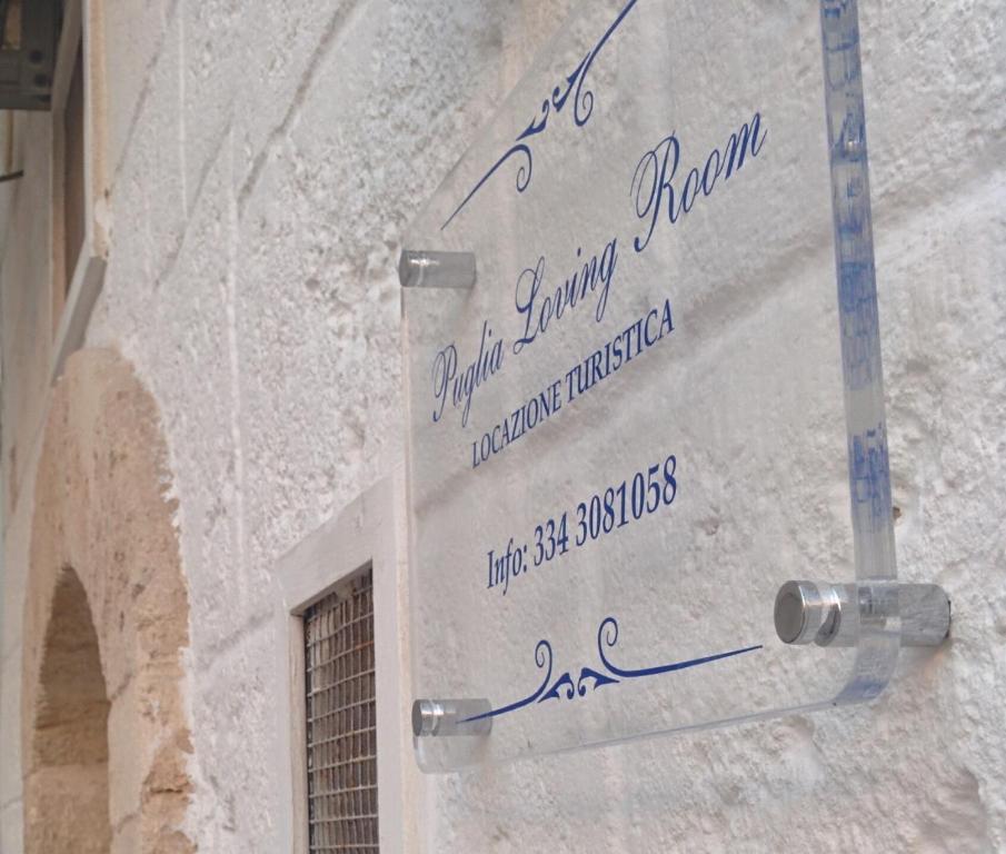 una pared con escritura en un lateral de un edificio en Puglia Loving Room, en Monopoli