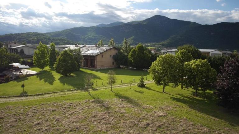 uma vista aérea de um campo com árvores e uma casa em Locanda Dei Gelsi em Villar San Costanzo