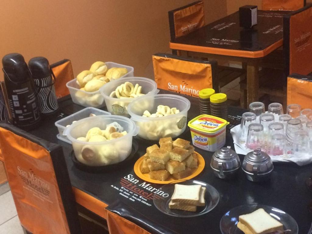 uma mesa com tigelas de comida em cima em Hotel San Marino em Goianésia