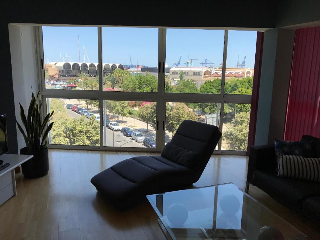 バレンシアにあるApartamentoS MARINA BEACHのリビングルーム(椅子、大きな窓付)