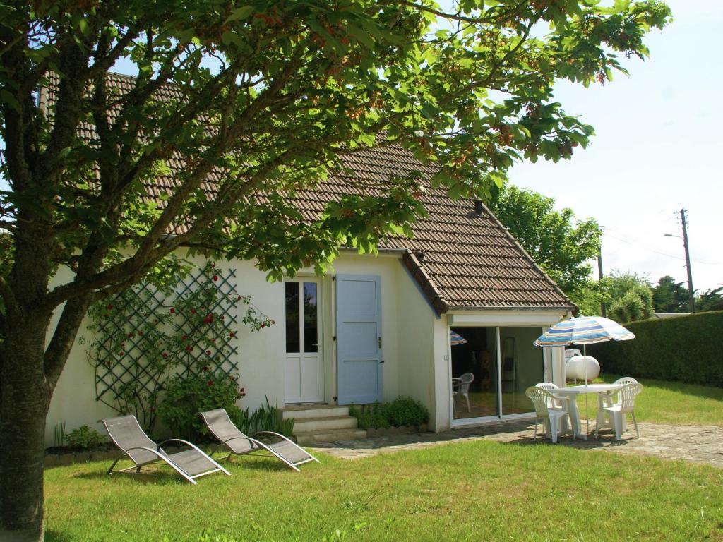 サン・ジェルマン・シュル・エにあるBeautiful holiday home with gardenの椅子・テーブル・傘付きの家