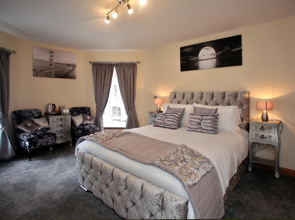 a bedroom with a large bed and a large window at Star Inn Rooms in Ardersier