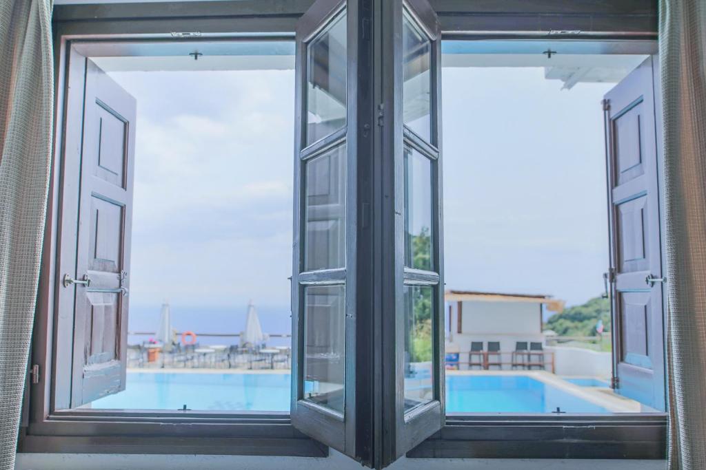 Bazén v ubytovaní Pilio Sea Horizon Hotel alebo v jeho blízkosti