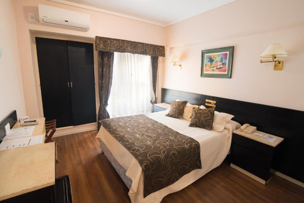 ein Hotelzimmer mit einem Bett und einem Fenster in der Unterkunft Gran Hotel Continental in Mar del Plata