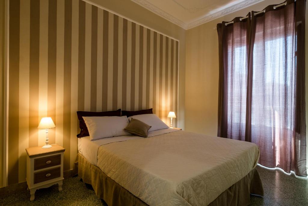 una camera con un grande letto e una finestra di Mille e una Notte / Station Apartment a Palermo