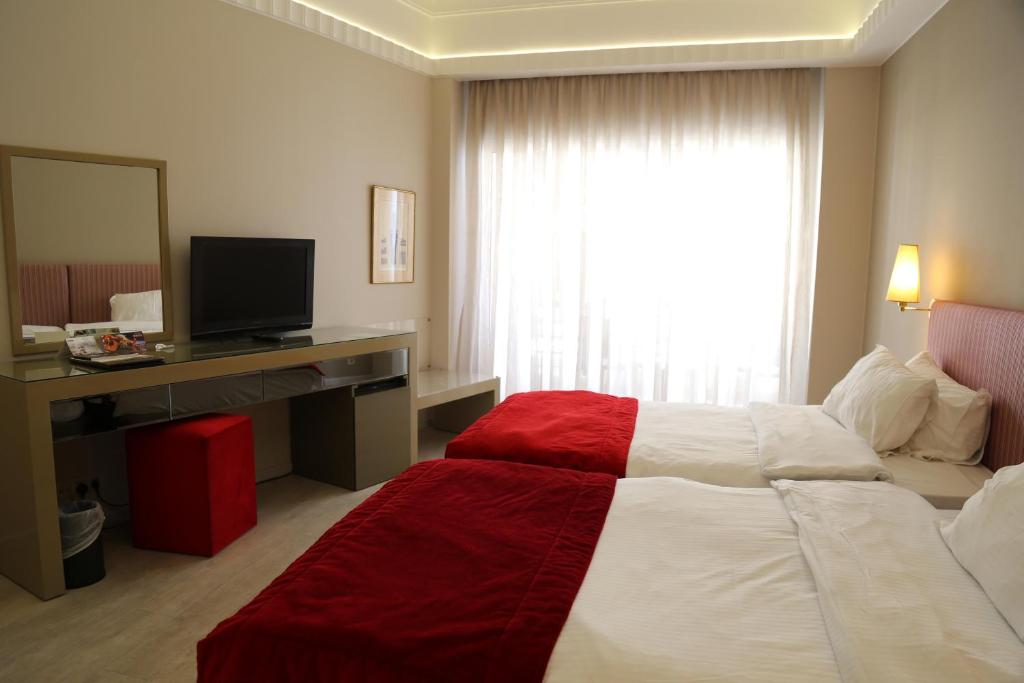 Postel nebo postele na pokoji v ubytování Warwick Palm Beach Hotel