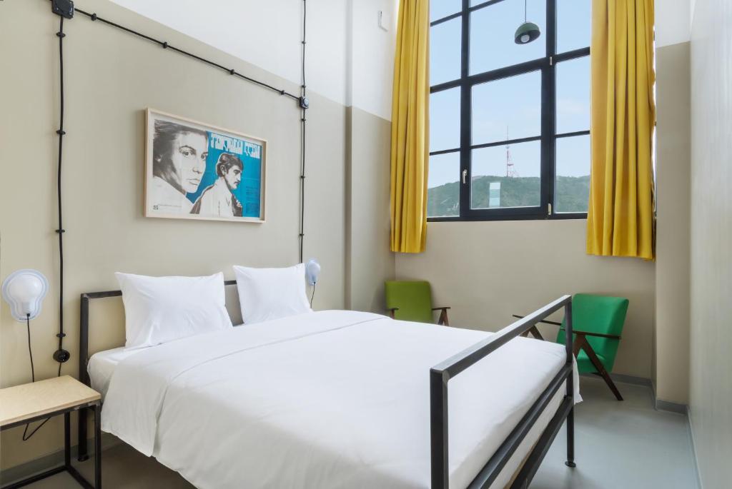 Postel nebo postele na pokoji v ubytování Fabrika Hostel & Suites
