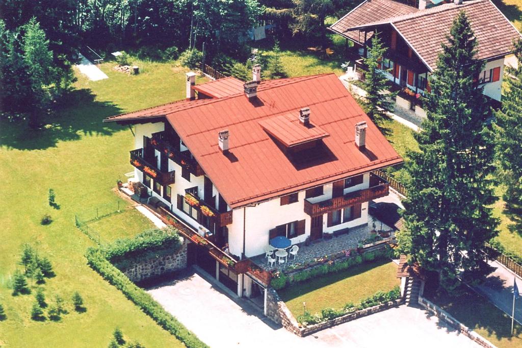 una vista aérea de una casa con techo rojo en Appartamenti Nigritella, en Falcade
