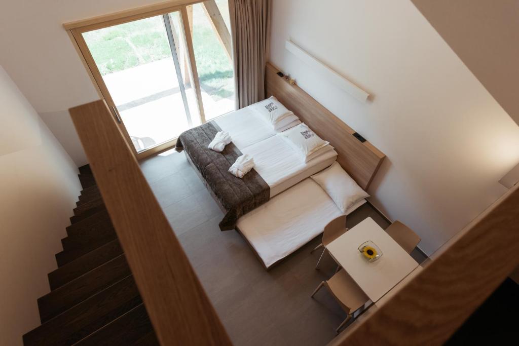 Ein Bett oder Betten in einem Zimmer der Unterkunft Hotel Ajda Depandance Prekmurska Vas - Terme 3000 - Sava Hotels & Resorts