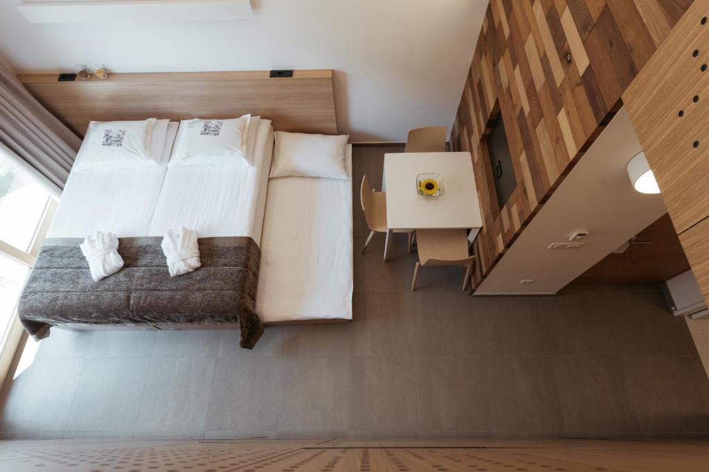 Ein Bett oder Betten in einem Zimmer der Unterkunft Hotel Ajda Depandance Prekmurska Vas - Terme 3000 - Sava Hotels & Resorts