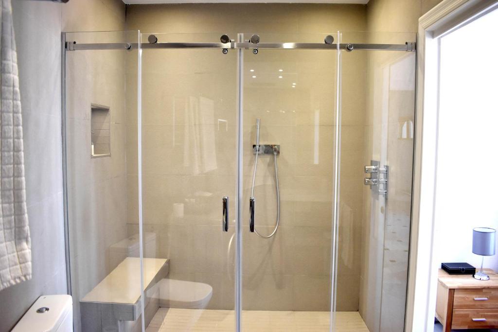 a shower with a glass door in a bathroom at Apartamento Los Olivos Jerez in Jerez de la Frontera