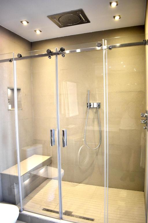 a shower with a glass door in a bathroom at Apartamento Los Olivos Jerez in Jerez de la Frontera