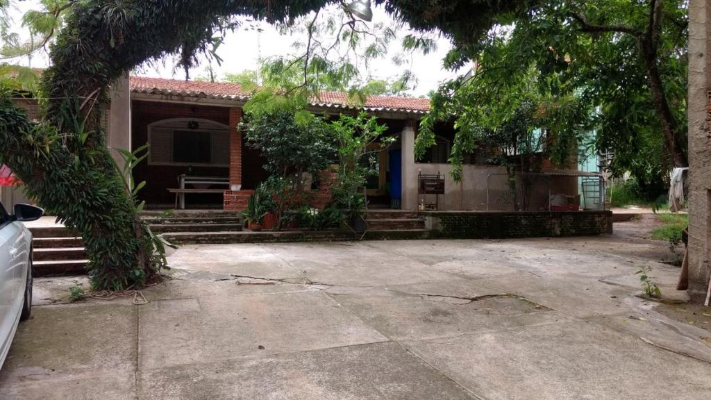 Pousada Tutubarao في إتيرابينا: منزل أمامه شرفة وسلالم