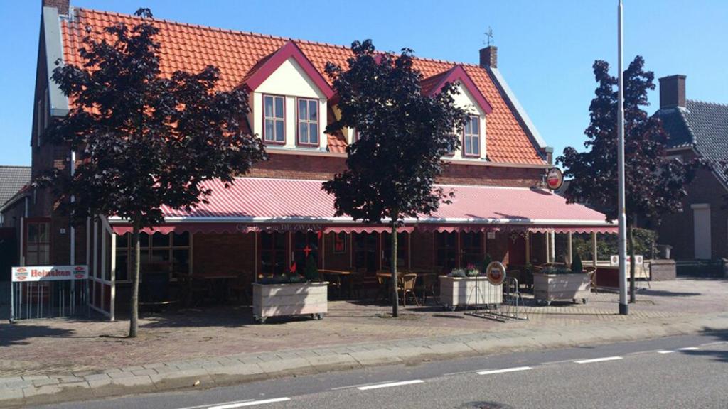 a building on the side of a street at Herberg de Zwaan Hedel in Hedel