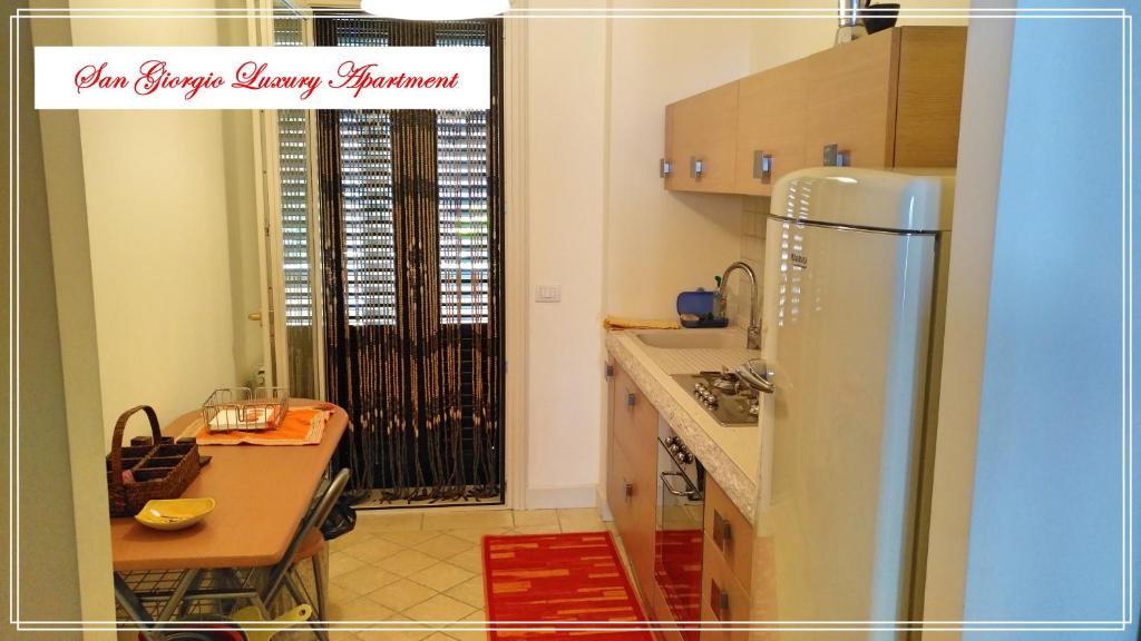 Kuchyňa alebo kuchynka v ubytovaní San Giorgio Luxury Apartment Taormina-Panoramic Pool & Parking Space