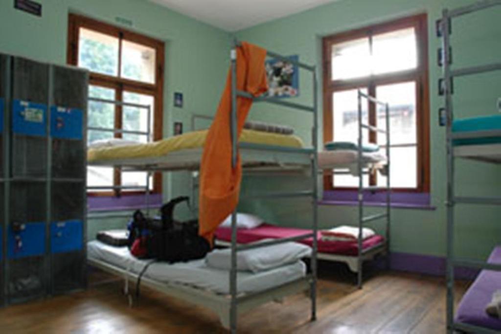 Palanda nebo palandy na pokoji v ubytování Funny Farm Backpackers
