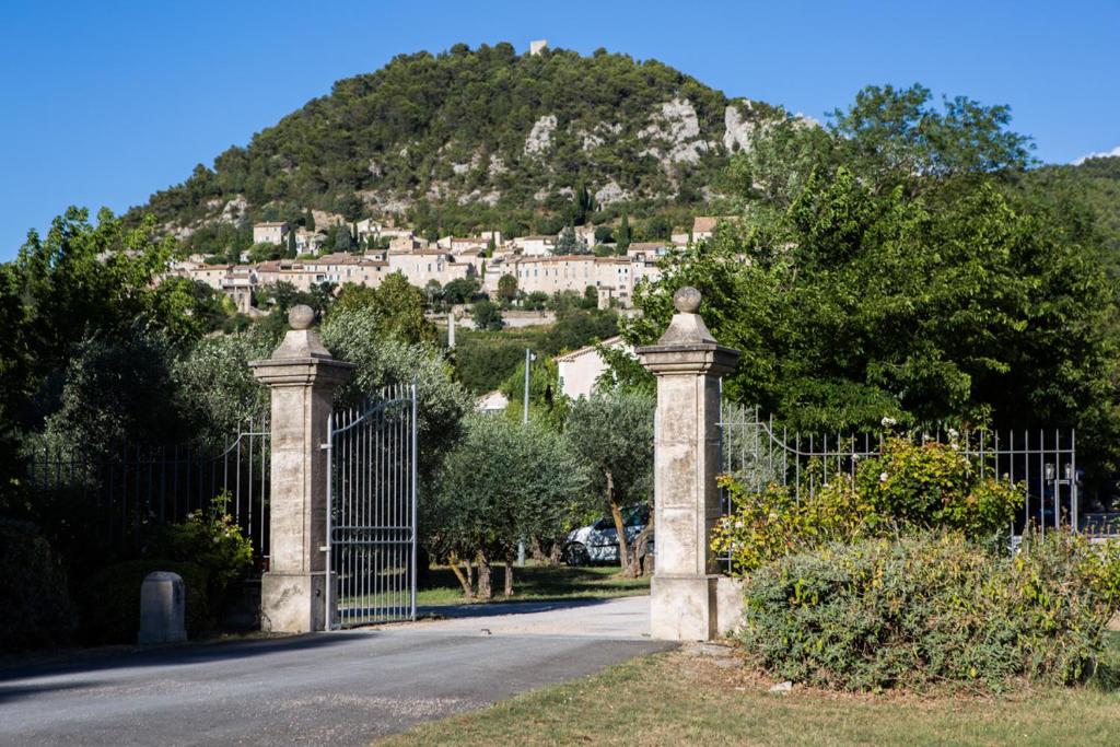 une porte menant à une maison avec une colline en arrière-plan dans l'établissement Domaine de Cabasse, à Séguret