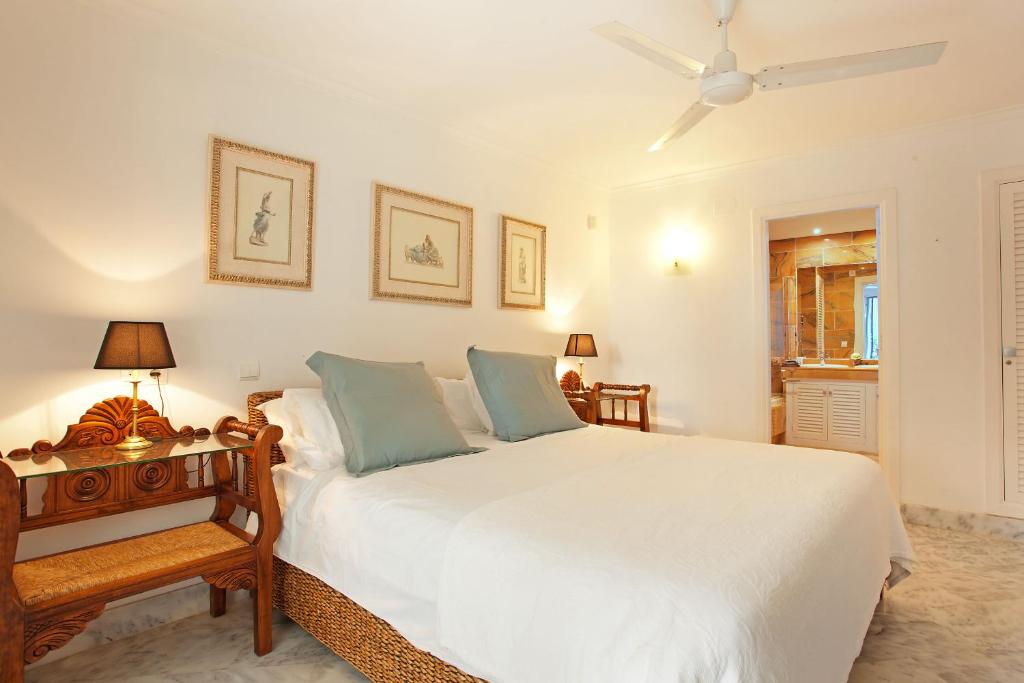 Postel nebo postele na pokoji v ubytování White Pearl Beach Elviria