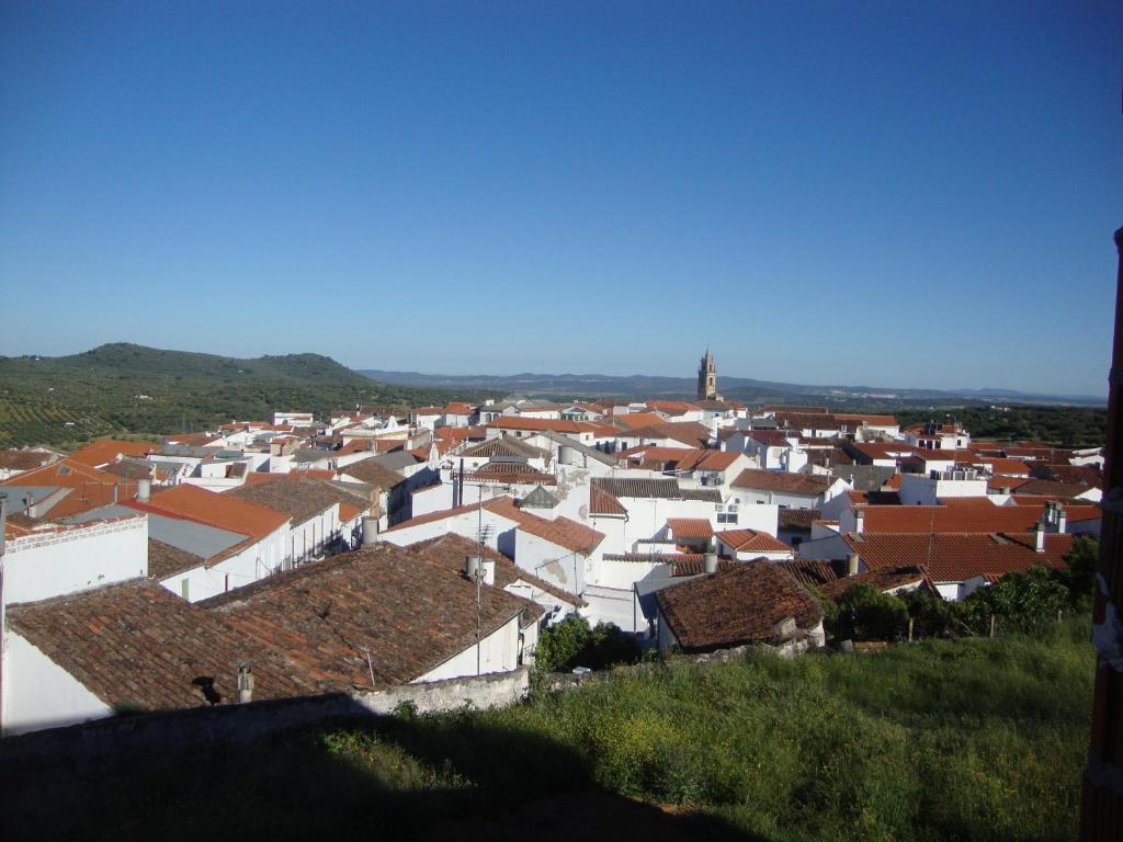 een groep witte gebouwen met rode daken bij Mirador de Fuentes in Fuentes de León