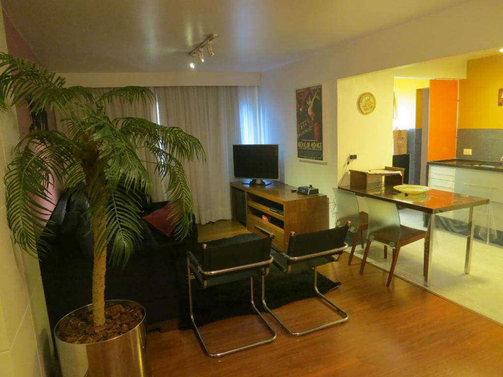 sala de estar con escritorio y mesa con palmeras en AL - Apto fino, aconchegante e informal, en São Paulo