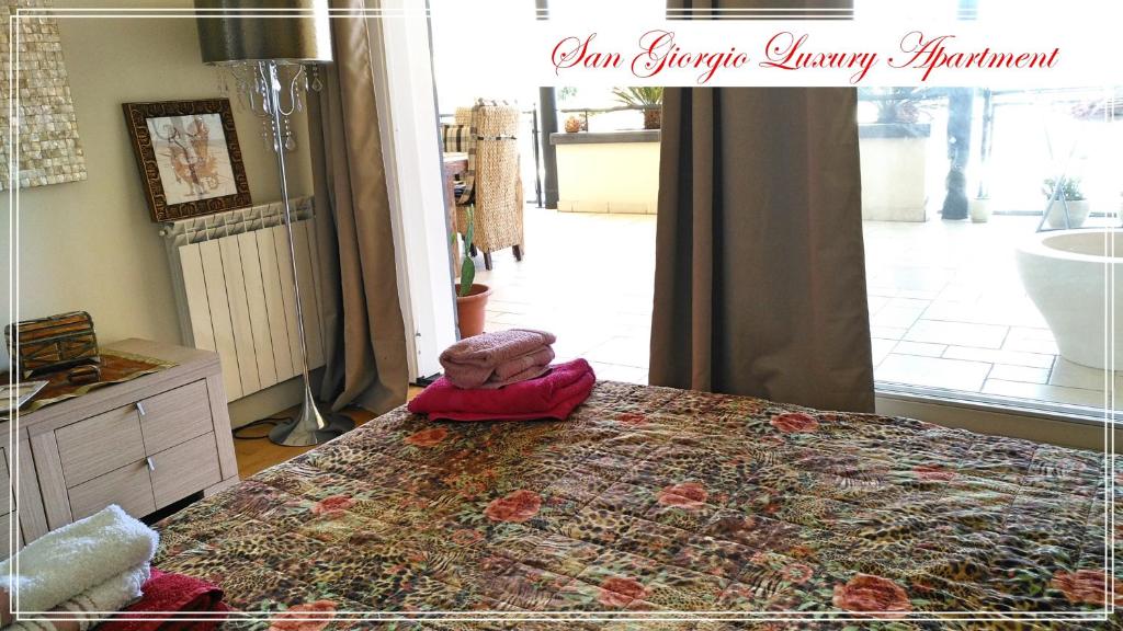 Posteľ alebo postele v izbe v ubytovaní San Giorgio Luxury Apartment Taormina-Panoramic Pool & Parking Space