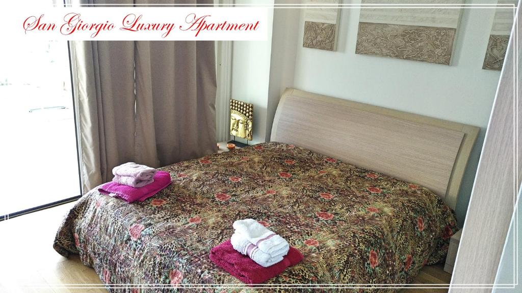 Posteľ alebo postele v izbe v ubytovaní San Giorgio Luxury Apartment Taormina-Panoramic Pool & Parking Space
