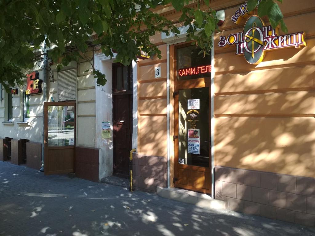 リヴィウにあるApartments in Lviv Centerの看板付きの建物