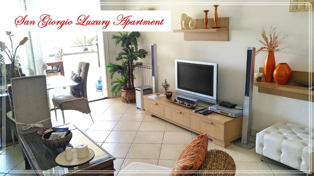 Televízia a/alebo spoločenská miestnosť v ubytovaní San Giorgio Luxury Apartment Taormina-Panoramic Pool & Parking Space