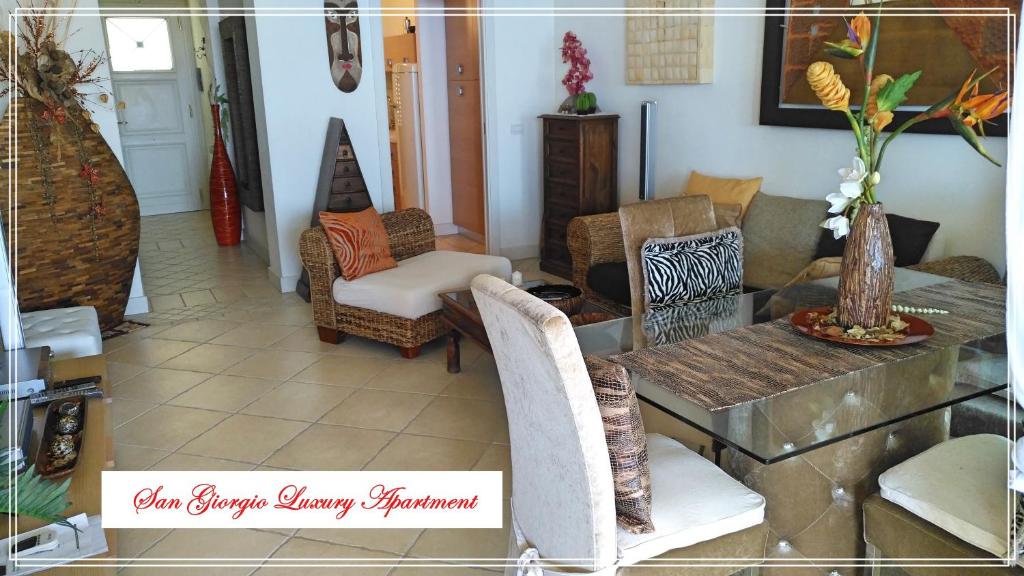 Posedenie v ubytovaní San Giorgio Luxury Apartment Taormina-Panoramic Pool & Parking Space