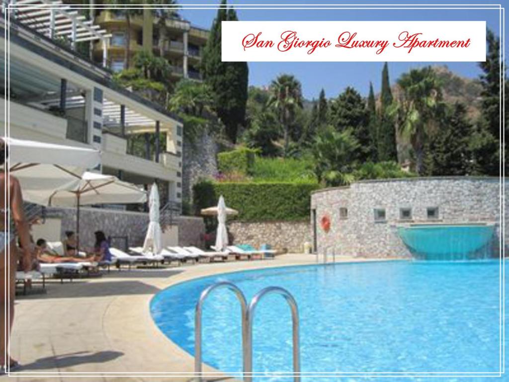 une photo de la piscine d'un hôtel dans l'établissement San Giorgio Luxury Apartment Taormina-Panoramic Pool & Parking Space, à Taormine